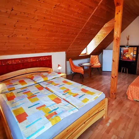 Huszar Vendeghaz Guest house *