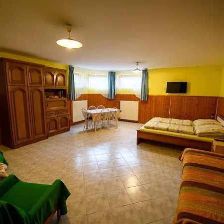 Guest house Huszar Vendeghaz *