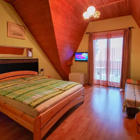 Guest house Huszar Vendeghaz *