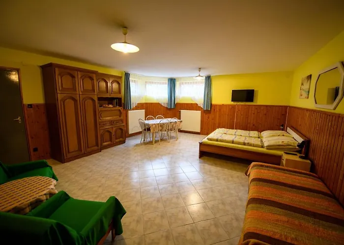 Pensiune Huszar Vendeghaz *