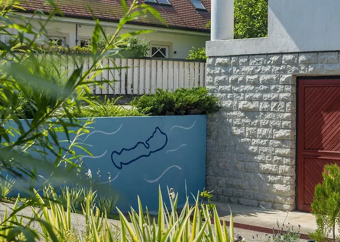 Pensiune Huszar Vendeghaz *