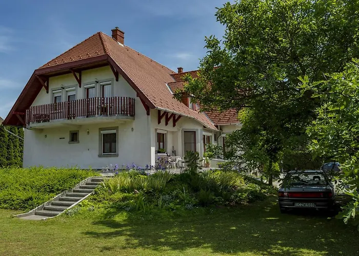 Pensiune Huszar Vendeghaz *